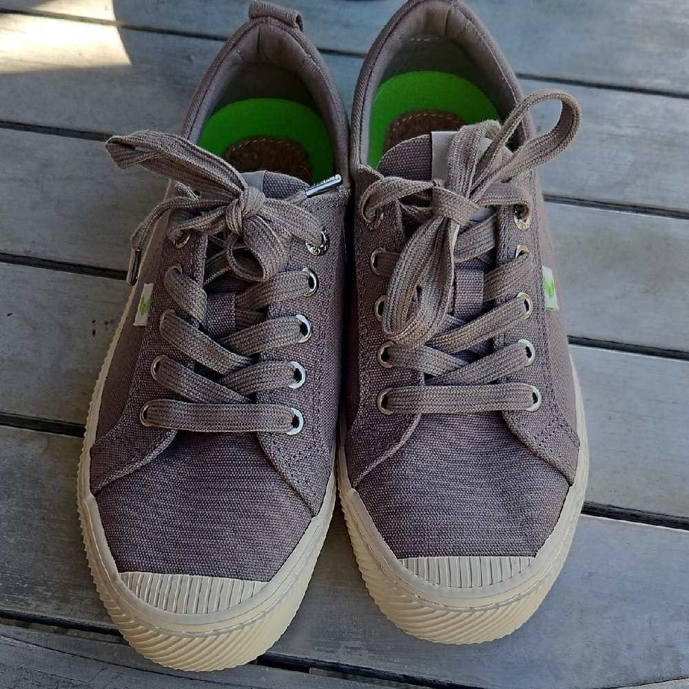 Cariuma Brown and Green Women's Sneakers